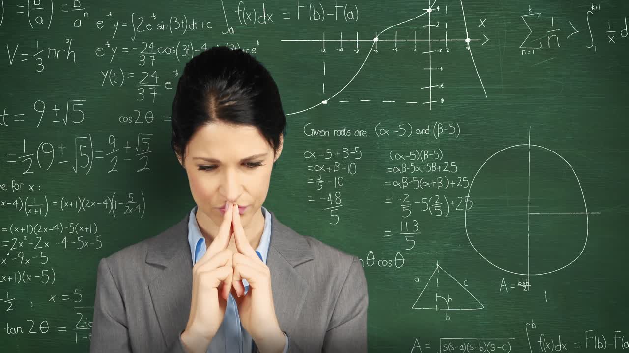 Wanita berpikir di depan papan tulis dengan perhitungan matematika bergerak