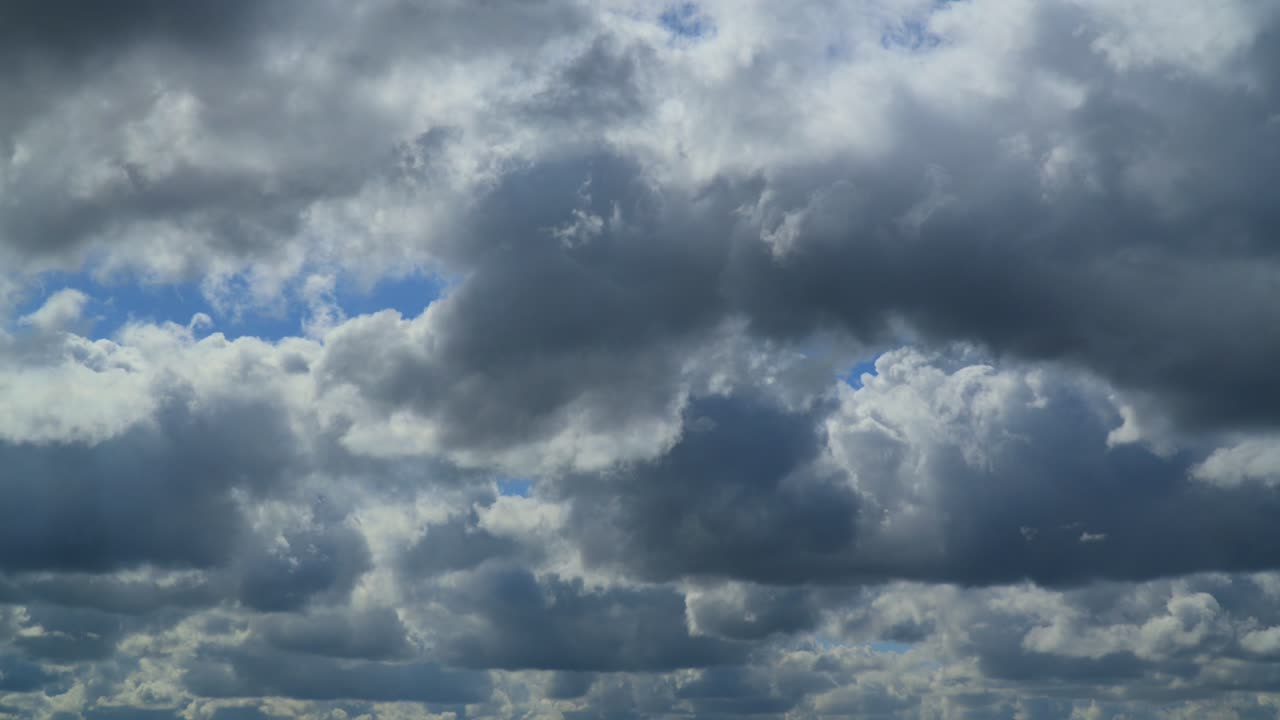 nubes de cumulonimbus que se reúnen y rodan a través del cielo con vistas al horizonte máximo