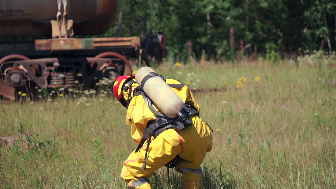 열차 사고 현장 에 있는 해즈마트 의복 을 입은 소방관