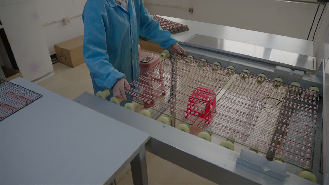 un trabajador está colocando productos en la línea de producción en una fábrica china