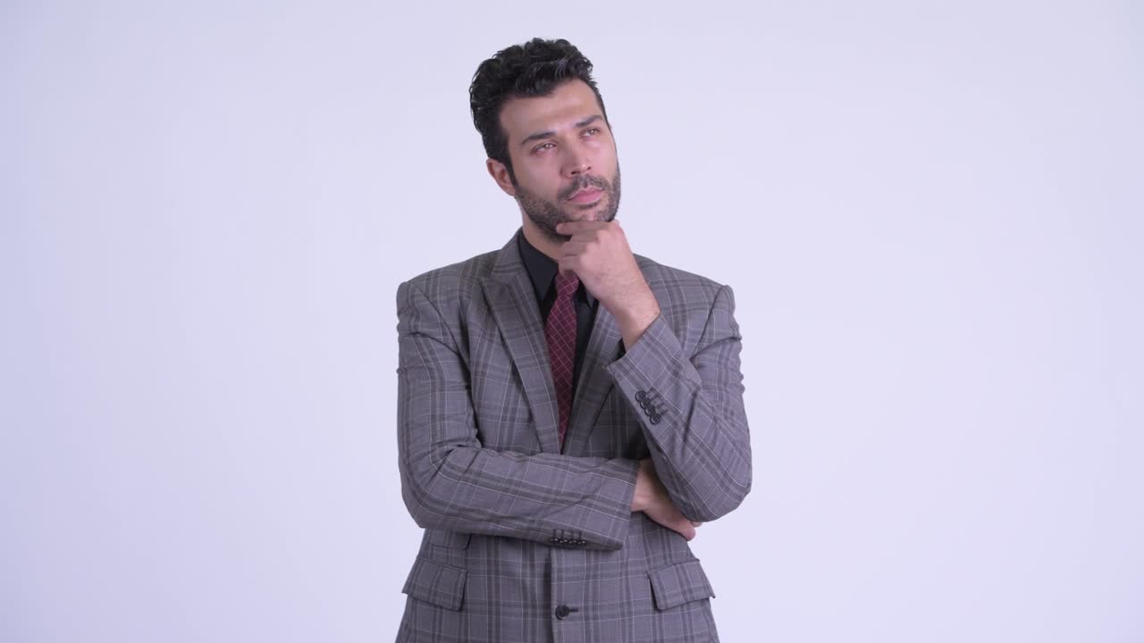 hombre de negocios persa guapo y barbudo en traje.