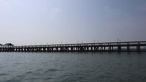time-lapse de una escena tranquila en el muelle del océano