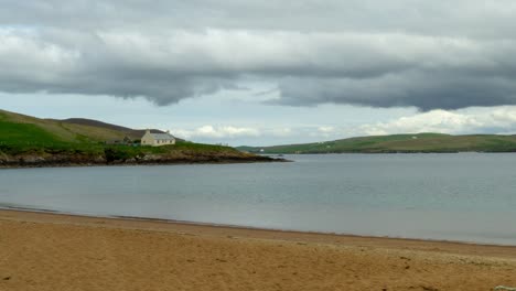 Timelapse-Panorámico-Lento-De-Una-Casa-Solitaria-Junto-A-Un-Lago-En-Un-Sombrío-Día-Tormentoso