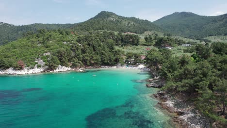 Revelando-El-Oasis-Prístino-De-La-Playa-De-Glifoneri,-Con-Aguas-Transparentes-Y-Envuelto-Por-Un-Exuberante-Follaje-Verde,-Isla-De-Thassos,-Grecia,-Europa