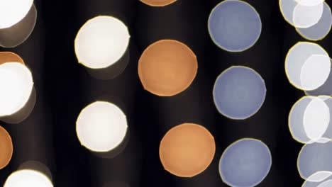 seis composiciones ligeramente diferentes de luces fuera de foco, creando un efecto bokeh contra un fondo oscuro, evocan una atmósfera festiva, posiblemente relacionada con las celebraciones del ramadán