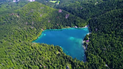 lago de fusine superior, alpes italianos. vuelos aéreos de aviones no tripulados.