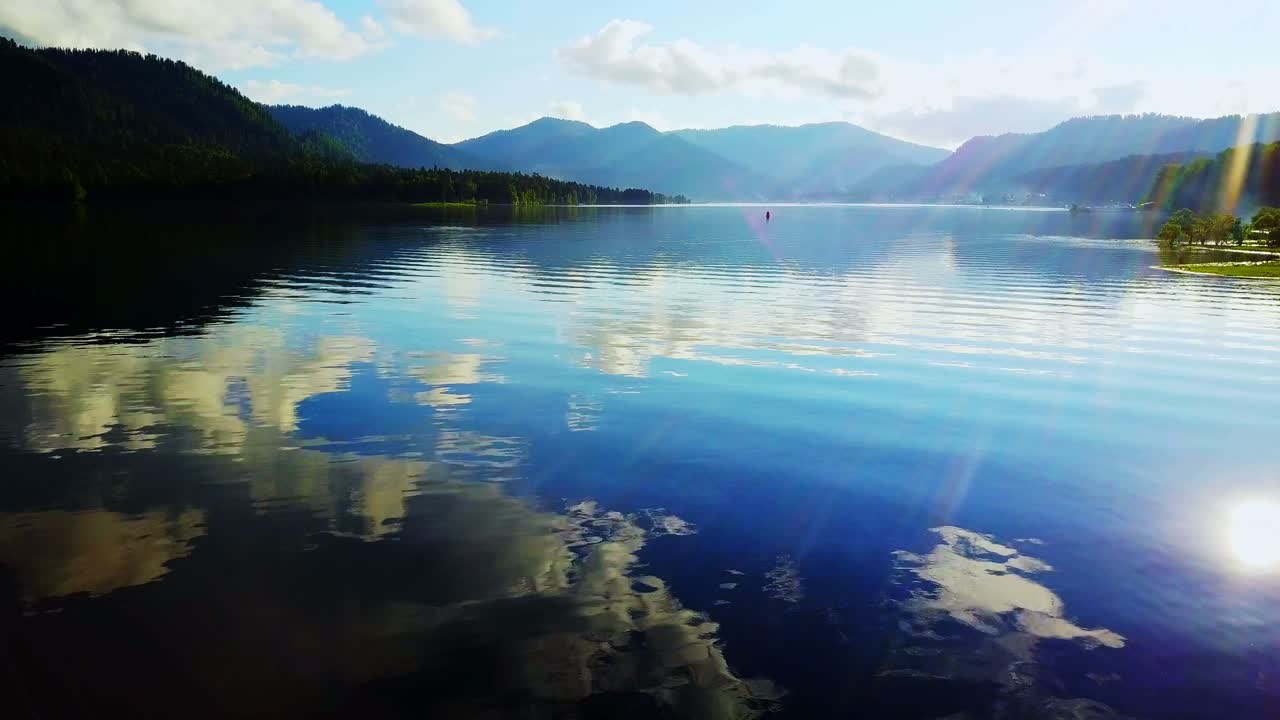 평온한 산 호수 반사