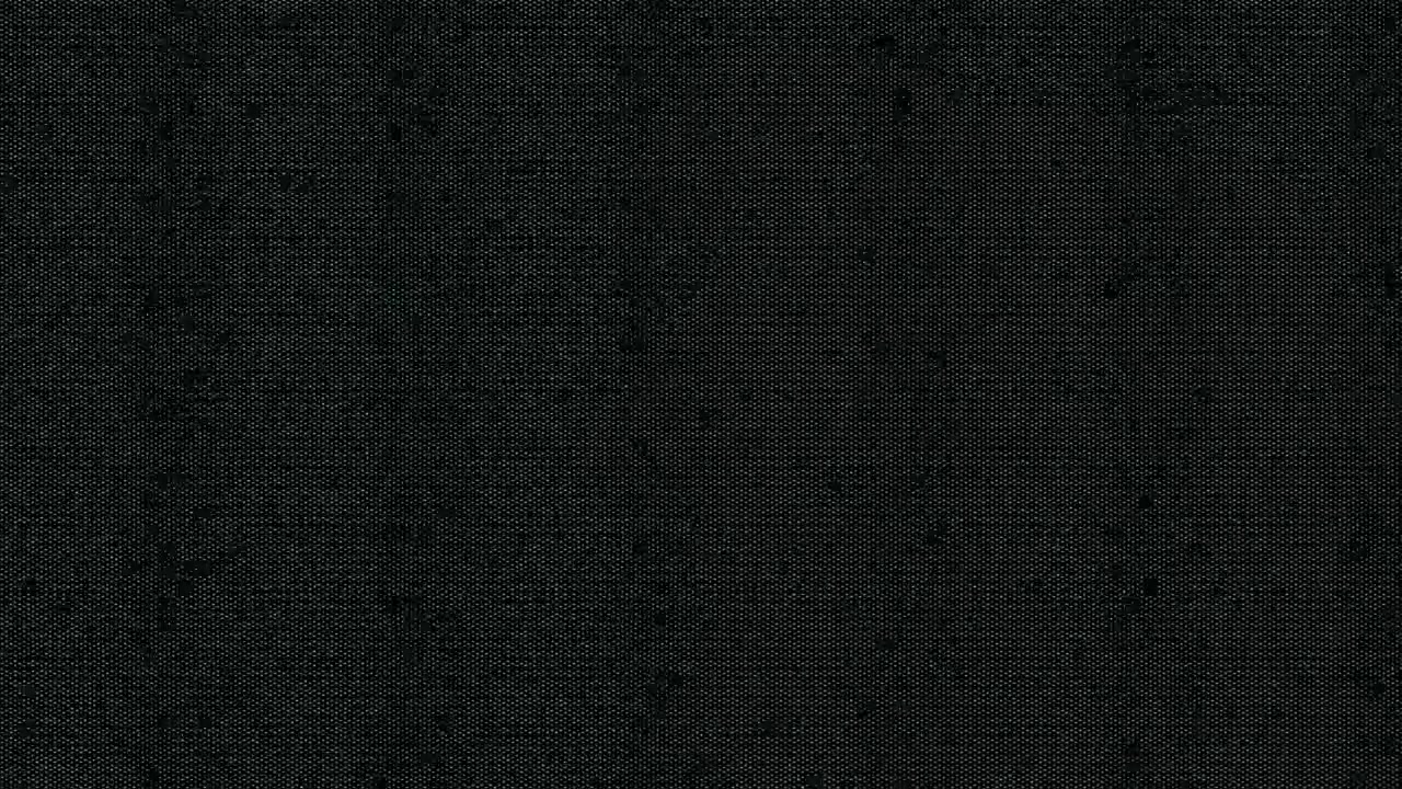 Detail textury tmavě černé látky.