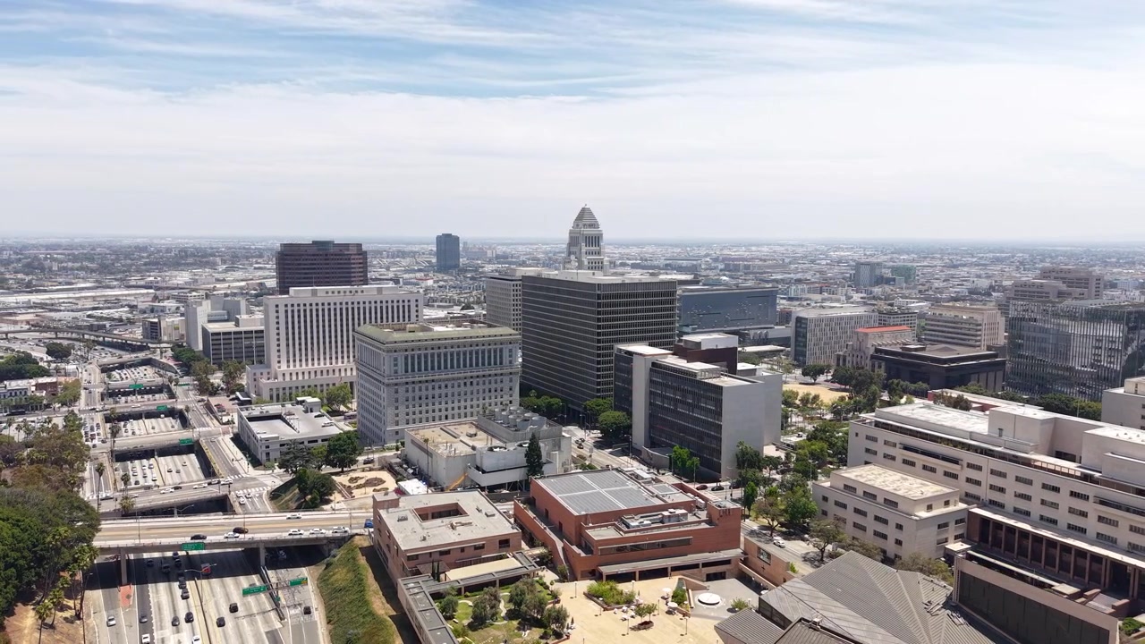 Droneopptak av Los Angeles rådhus, tinghus og føderale bygninger, trafikk på Santa Ana Freeway, California, USA.