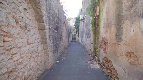 Calle-Angosta-Vacía-En-Un-Hermoso-Pueblo-Rural,-Durante-El-Cierre-Pandémico-Covid-19