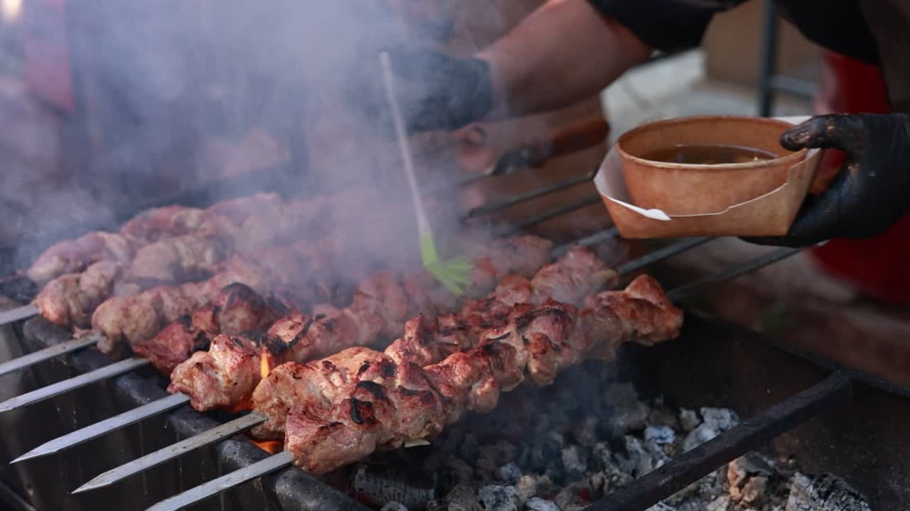 pinzones de cerdo a la parrilla en una parrilla de carbón