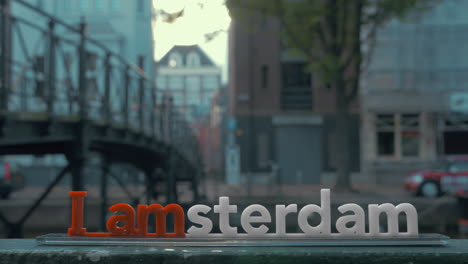 eslogan de ámsterdam y puente peatonal makelaarsbruggetje