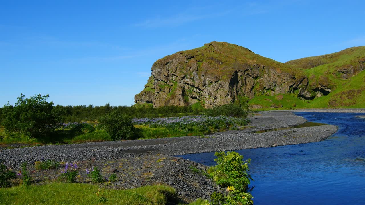 아이슬란드의 스코가포스 폭포 주변에서 야생 강과 함께 공중에서 볼 수 있습니다.