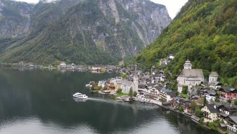 Tour-De-Hallstatt-Bout-En-El-Lago-Hallstattersee-En-Los-Alpes-De-Austria---Aéreo-4k