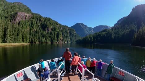 Un-Lapso-De-Tiempo-Pov-Shot-De-Un-Barco-Proa-Turistas-Fiordos-Y-Naturaleza-Pasando-Brumoso-Fiordos-Alaska