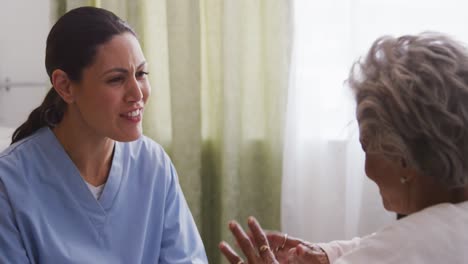 Krankenschwester-Hilft-Einer-älteren-Frau-In-Einem-Altersheim