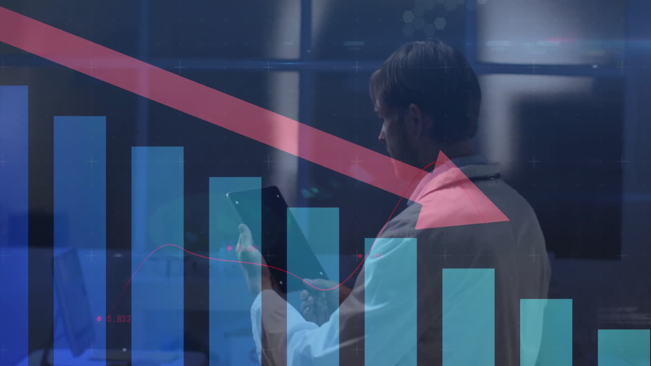 animación del procesamiento de datos financieros sobre un empresario caucásico que usa una tableta