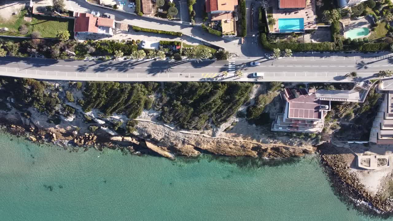 아름다운 날씨에 방돌 해안의 번잡한 도로의 최고 전망