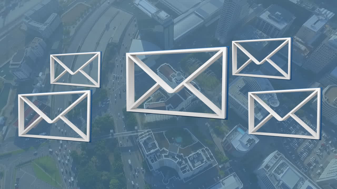 sobres y una vista de la ciudad