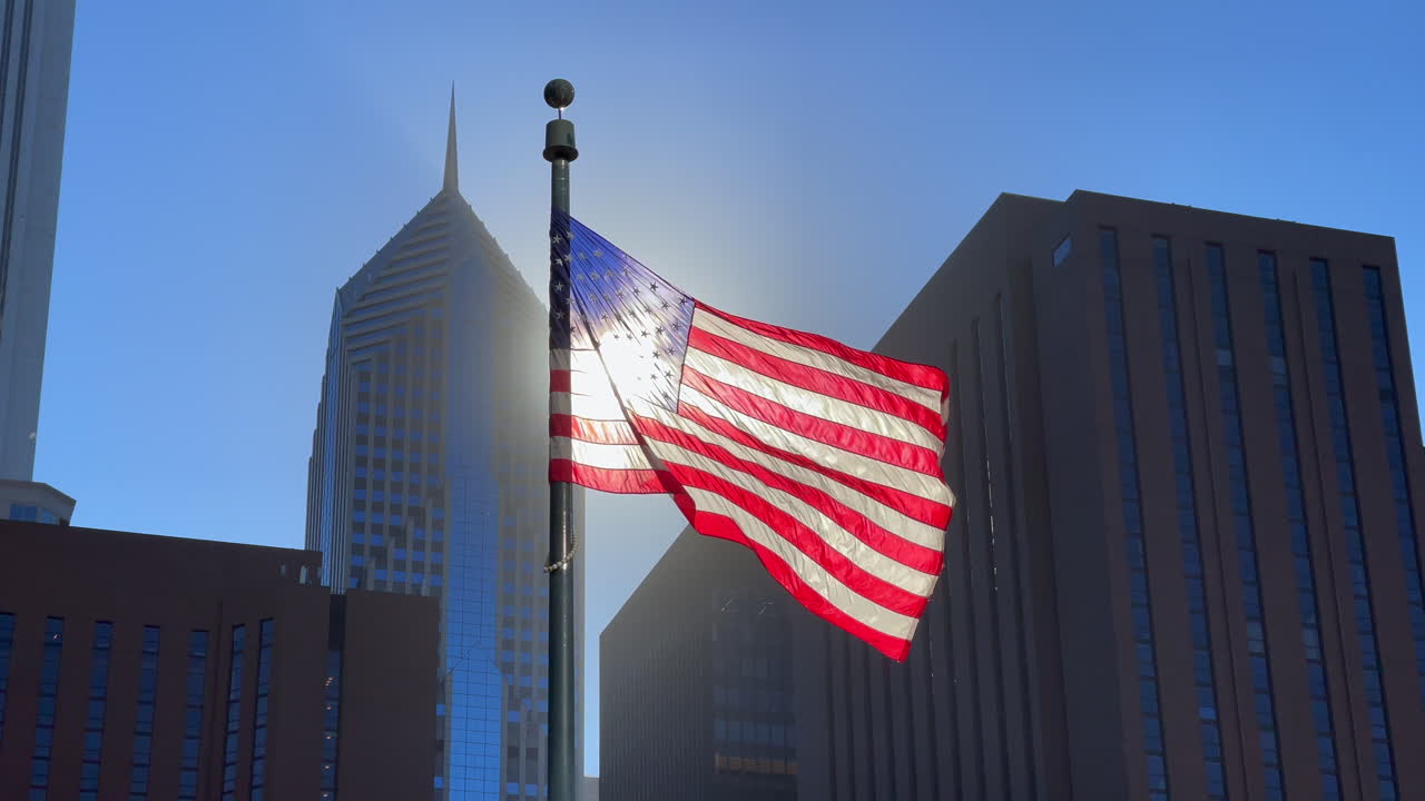 Bandiera degli Stati Uniti che sventola in alto a destra davanti allo skyline di Chicago, slow motion 30fps 4k
