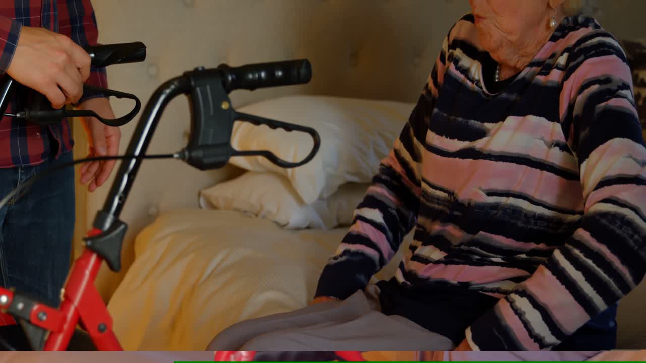 집에서 워커와 함께  ⁇ 는 어머니를 돕는 아들이 4k