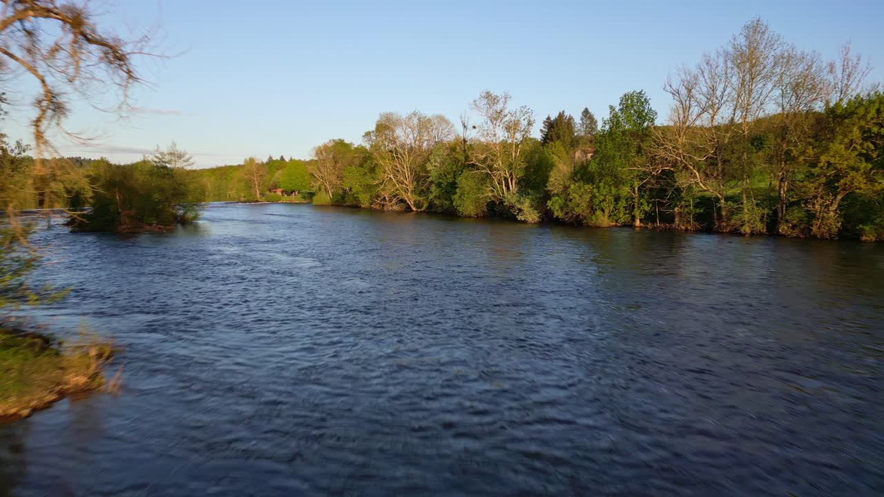 Drone che vola a bassa quota sopra il fiume Vienne nella campagna di Saint-Victurnien, Nuova Aquitania in Francia