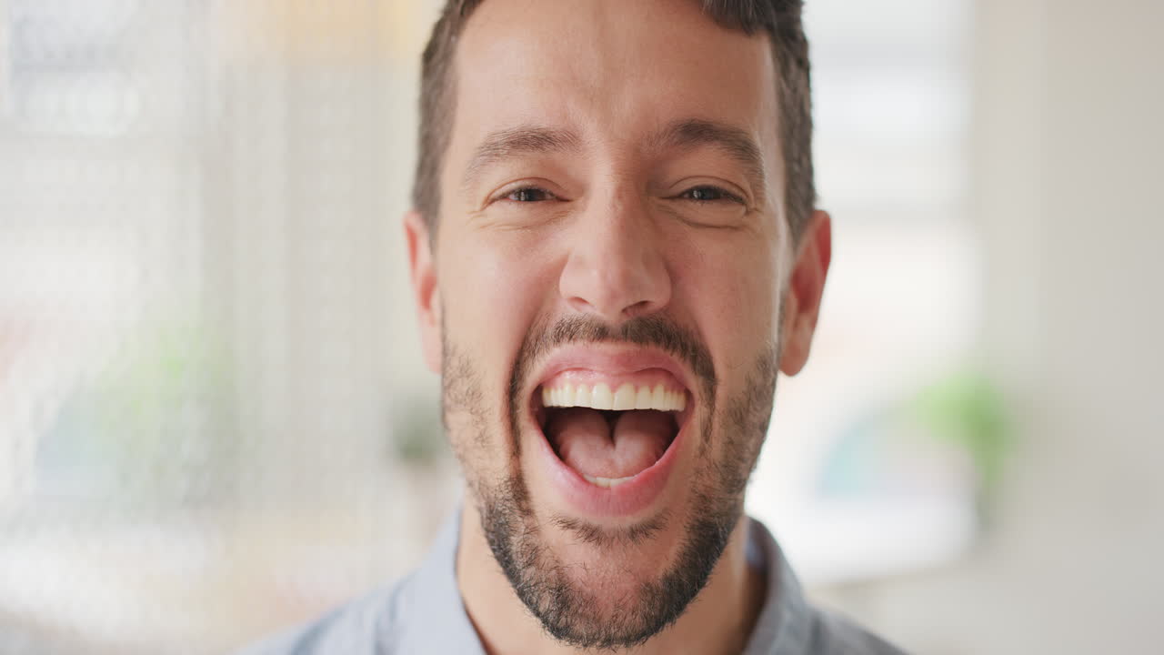 retrato de un empresario exitoso en una oficina ocupada