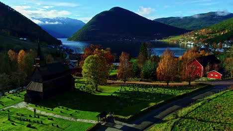 Un-Paisaje-Rústico-De-Pueblo-Montañoso-Con-Un-Bosque-Y-Un-Lago-En-Noruega.