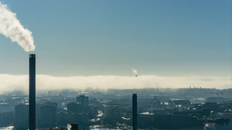 Timelapse-De-Niebla-Marina-Moviéndose-Sobre-El-Paisaje-Urbano-De-Helsinki,-Día-De-Primavera-En-Finlandia