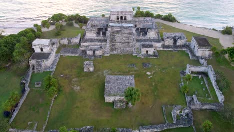 Zona-Arqueologica-Tulum-Mexico,-Mar-Caribe,-Playa,-Vista-Aerea