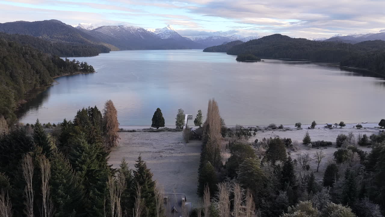 Ilmakuva lumisesta Lago Espejon rannasta Andien vuoriston ympäröimänä talvisessa Patagoniassa.