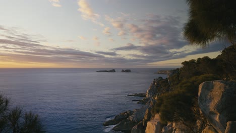 Ruhige-Küste-Und-Meer-Bei-Sonnenaufgang