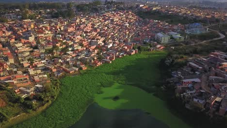 hermosas imágenes aéreas cinematográficas sobre el lago y las favelas en sao paulo, brasil