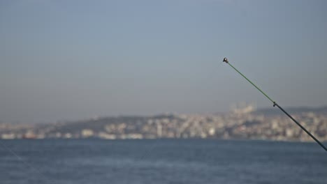 pescadores pescando en el bósforo, puente de galata, con vistas al mar