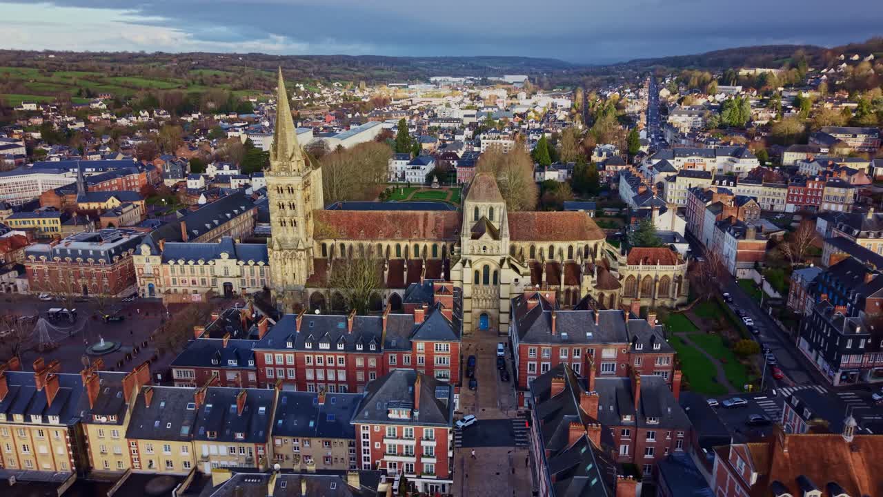 Ampia veduta con drone della storica Cattedrale di Saint-Pierre e del paesaggio urbano circostante di Lisieux in Normandia, Francia. Ripresa aerea frontale.