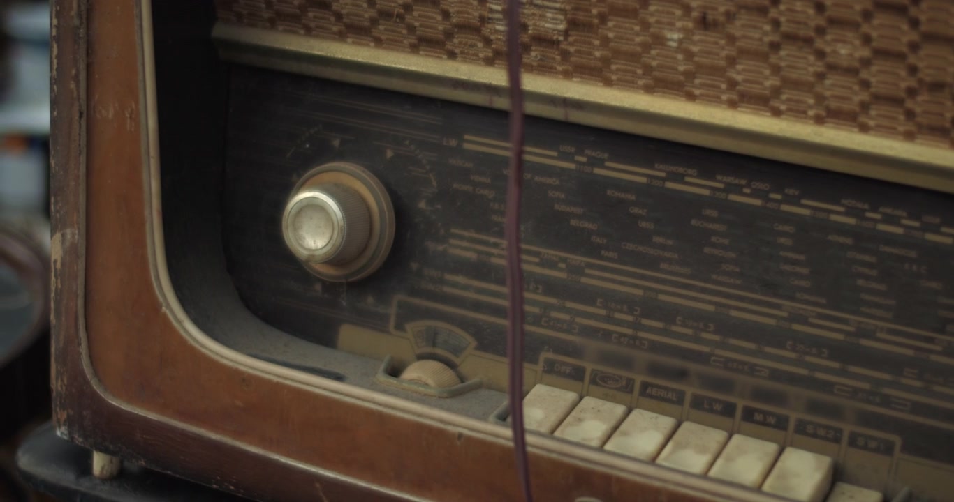 Close-up Radio Bergaya Retro