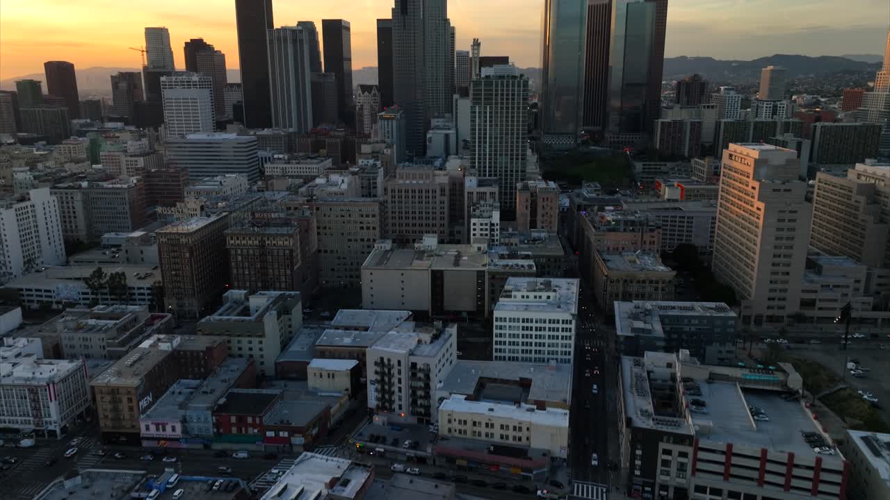 reveladora toma de drones del centro de los angeles ca usa al atardecer, torres financieras centrales y vecindario