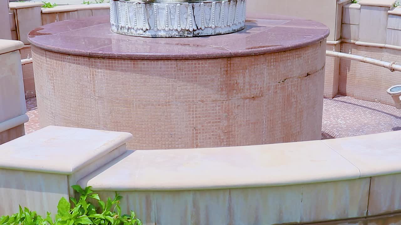 예술적인  ⁇  대리석 제인 사원 성스러운 기둥과 밝은 파란 하늘 아침에서 독특한 각도에서 비디오는 shri digamber jain gyanoday tirth kshetra, nareli, ajmer, rajasthan, 인도에서 촬영되었습니다.