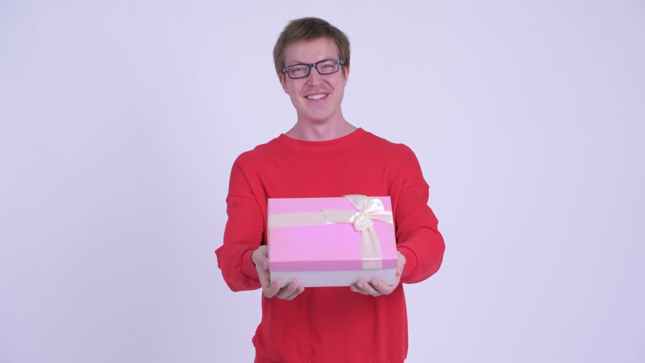 fotografía de estudio de un joven guapo