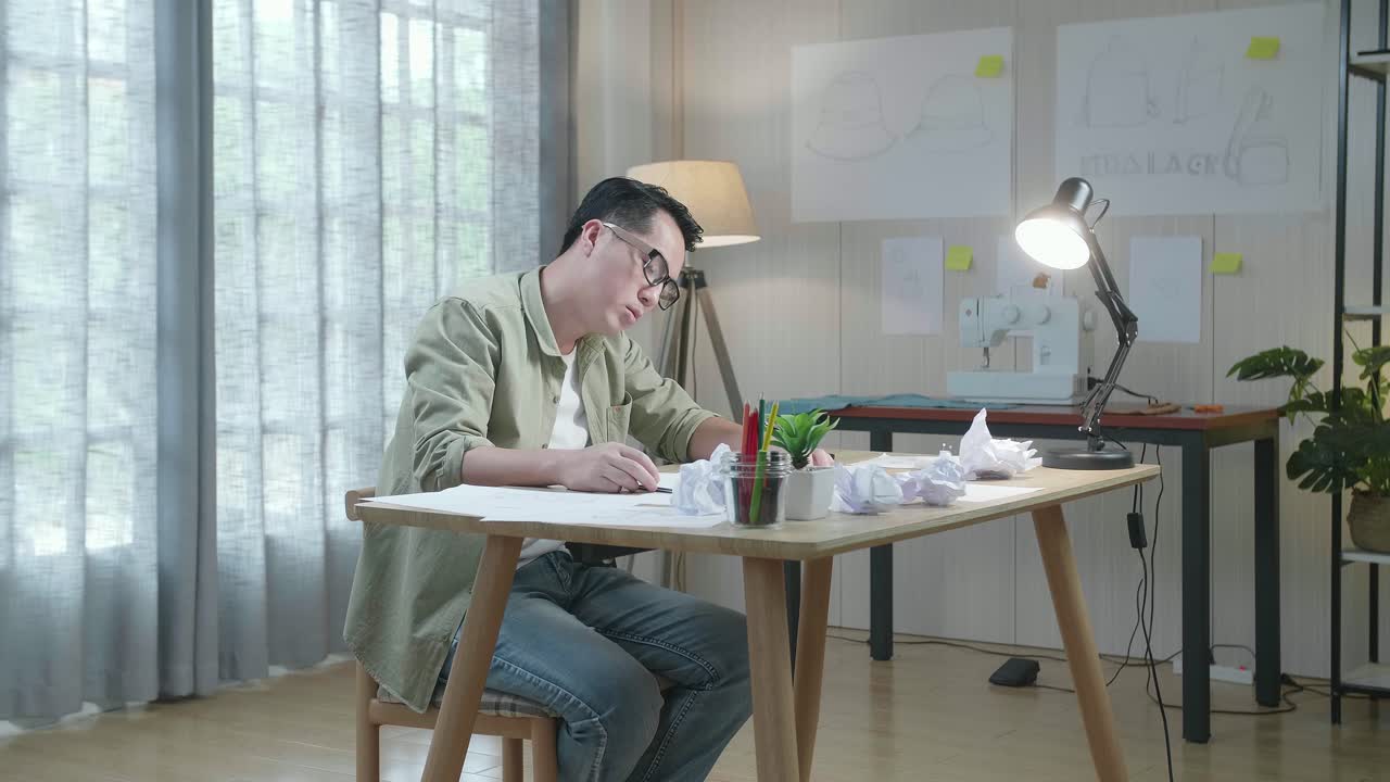 아시아인 디자이너는 레이아웃을 그리는 데 실패하고 그것을 버립니다.