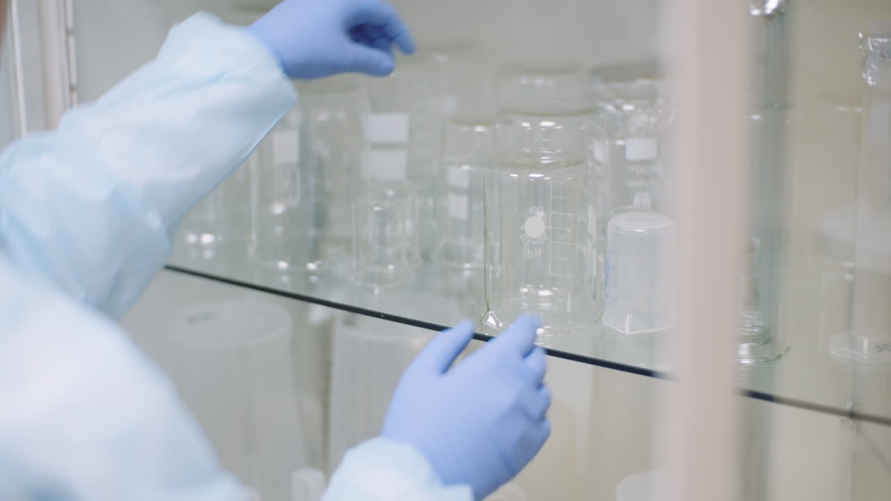 Científico buscando un matraz en el laboratorio 1