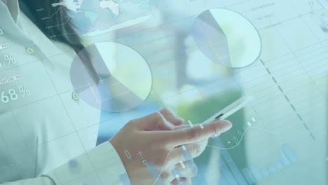 animación de procesamiento de datos estadísticos contra una mujer de negocios asiática que usa un teléfono inteligente en la oficina