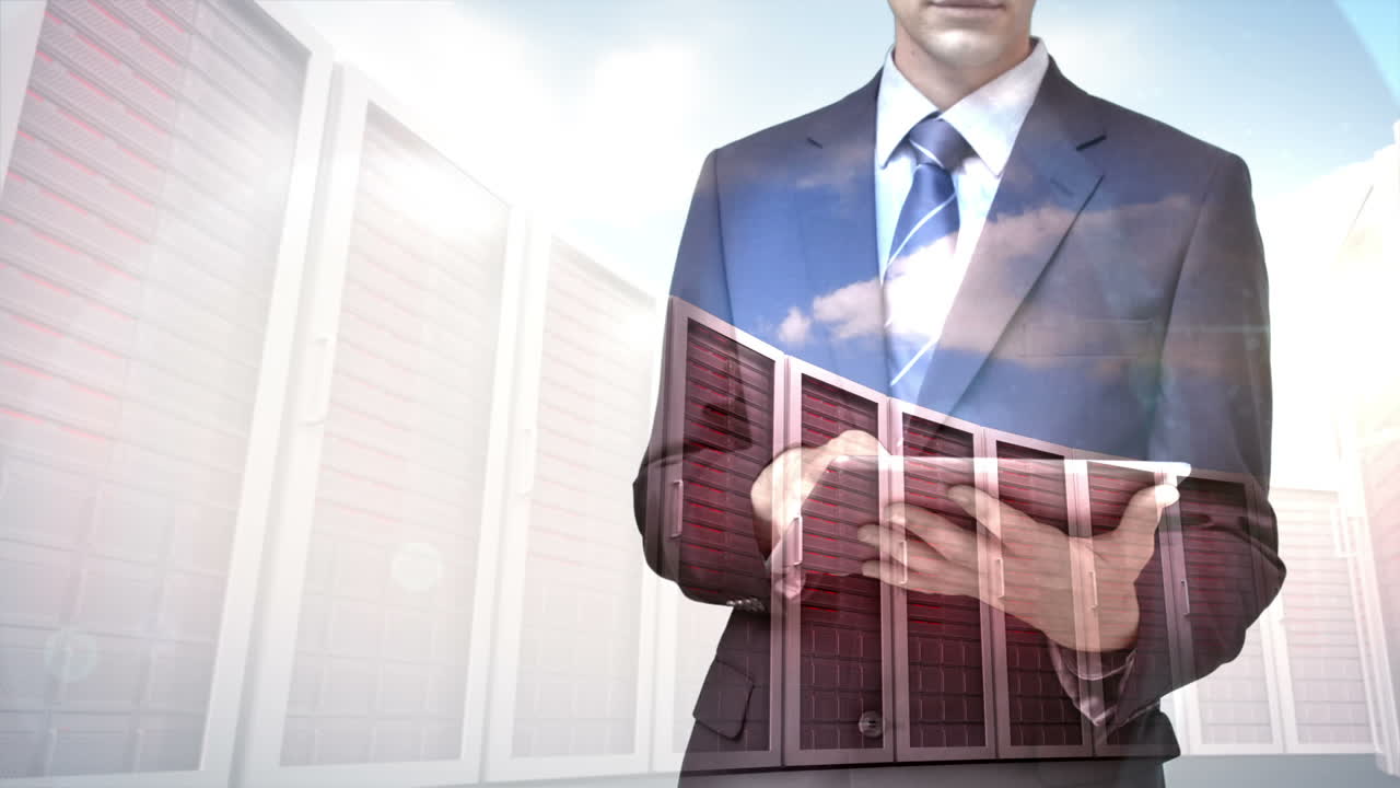 데이터 서버 오버레이를 가진 태블릿 컴퓨터를 사용하는 사업가