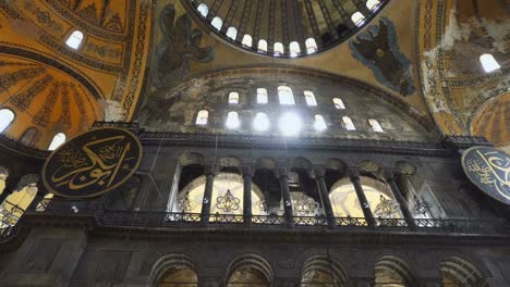el interior de la antigua basílica de hagia sophia, durante casi 500 años la mezquita principal de estambul, aya sofia, sirvió de modelo para muchas otras mezquitas otomanas.