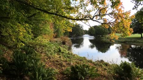 El-Río-Don-Cerca-De-Kemnay-Aberdeenshire-Escocia-Con-Colores-De-Otoño