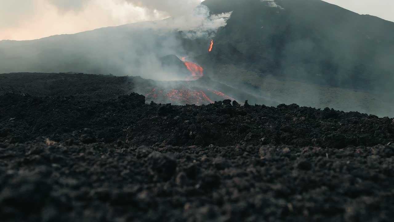 연기, 과테말라 파카야 화산의 화산 폭발에서 나오는 용암 흐름