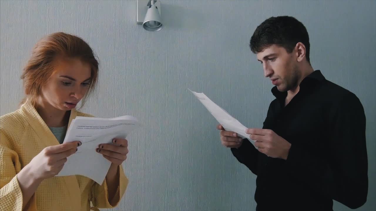 pareja discutiendo sobre documentos