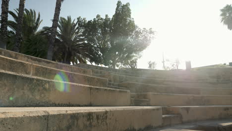 joven corredor negro subiendo escaleras y entrenando al aire libre 1