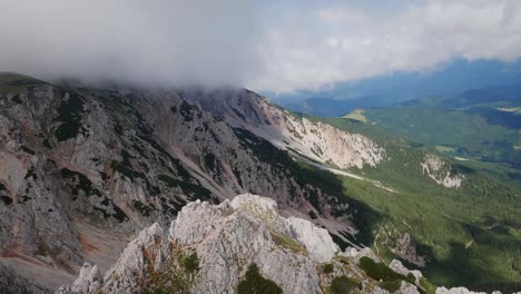 volando en la cima de la colina con un dron fpv y entrando en un magnífico cañón