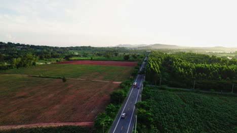 Vista-Aérea-De-Coches-Conduciendo-Por-Una-Carretera-Rural